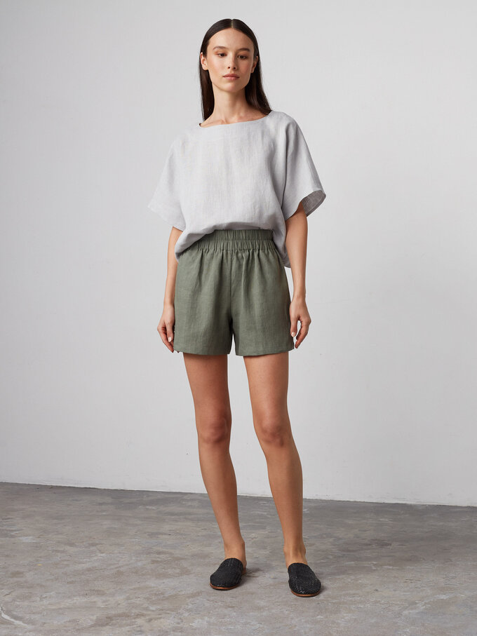 Bild 2 von ISLA - Hochgeschnittene Leinen Shorts in Sage green, you can also choose other colors above von Love and Confuse