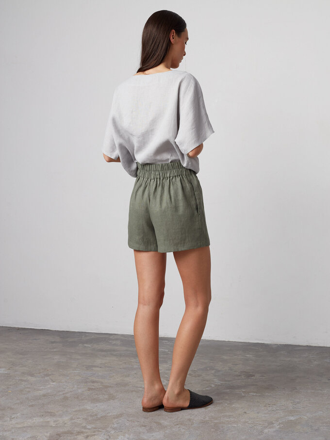 Bild 3 von ISLA - Hochgeschnittene Leinen Shorts in Sage green, you can also choose other colors above von Love and Confuse