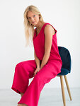 Bild 1 von MADELINE Ärmelloser Leinen Jumpsuit in Vivid raspberry, you can also choose other colors above von Love and Confuse