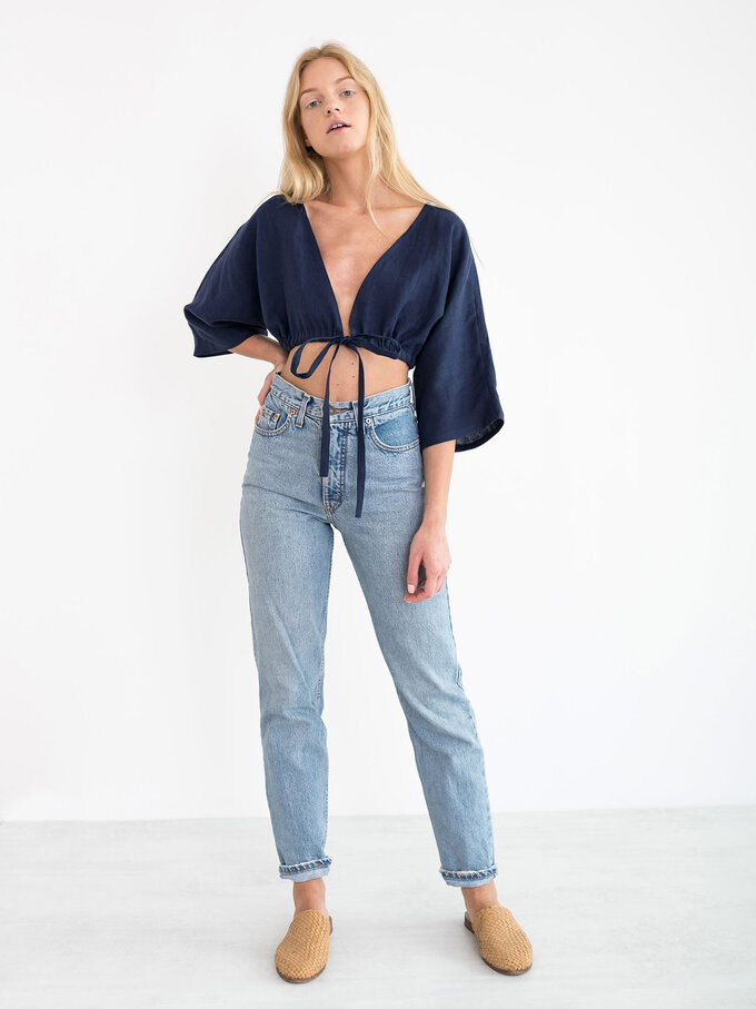 Bild 3 von MELISSA Leinen-Crop-Top mit Bindeverschluss in Navy blue, you can also choose other colors above von Love and Confuse