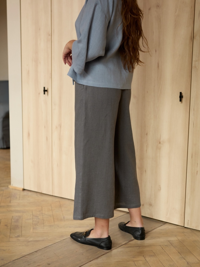 Image 4 of RILEY cropped wide-leg linen pants in Light Grey, featuring an elastic waistband, from Love and Confuse.