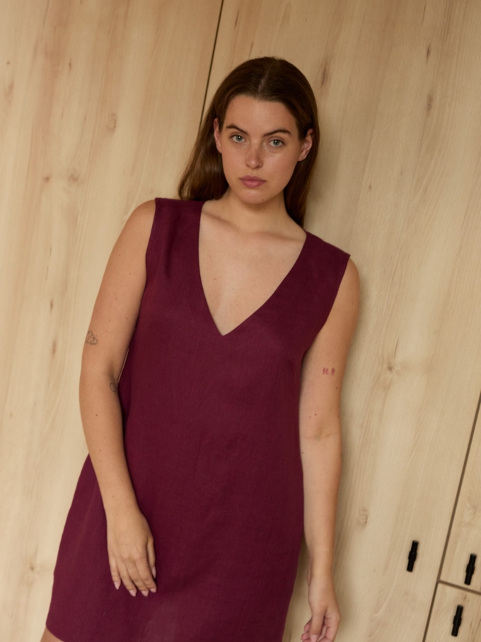 Image 3 of PAULA sleeveless linen shift dress in Eggplant, featuring a V-neck and side pockets, from Love and Confuse.